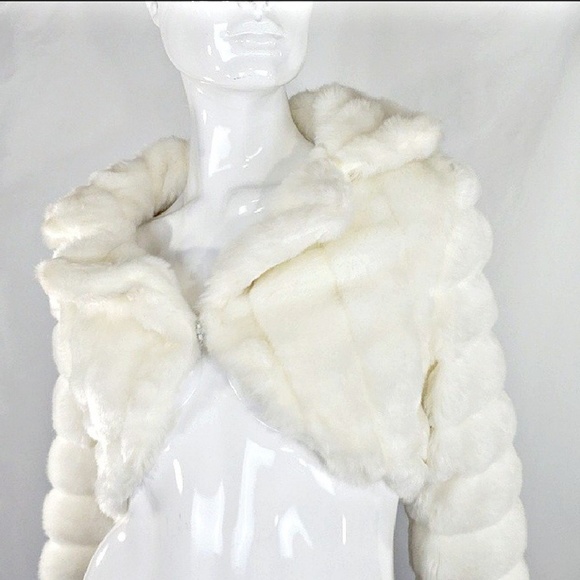 Vintage Jackets & Blazers - Vintage off white fluffy faux fur cropped jacket